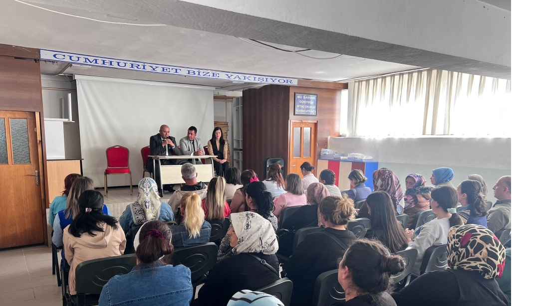 İLÇE MİLLİ EĞİTİM MÜDÜRÜ İSMAİL İNAN, CUMHURİYET ORTAOKULUNDA OKUL AİLE BİRLİĞİ TOPLANTISINA KATILDI