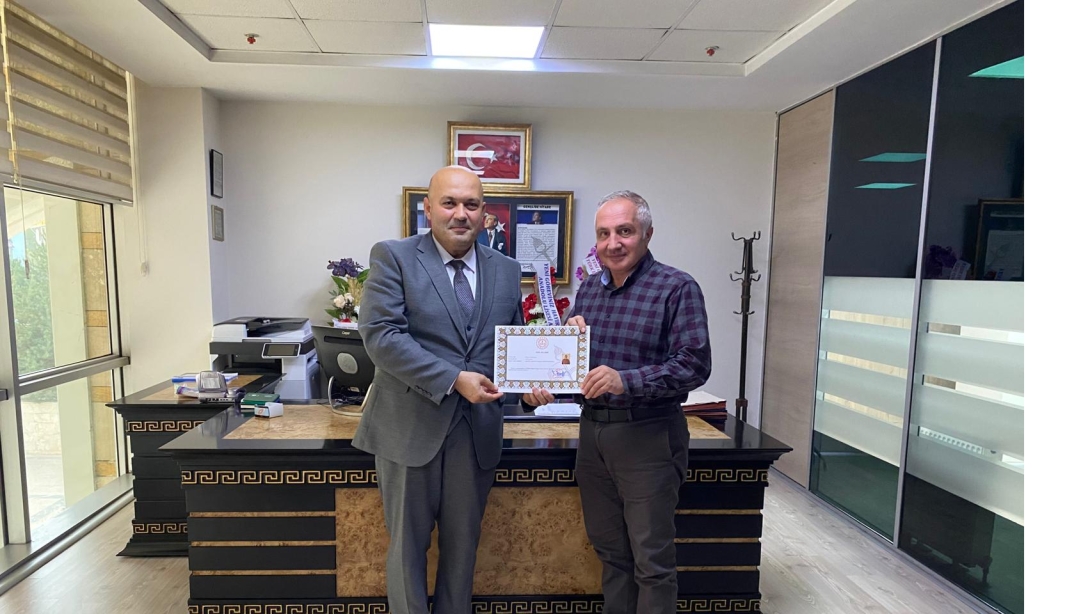 İLÇE MİLLİ EĞİTİM MÜDÜRÜ İSMAİL İNAN, OKUL MÜDÜRÜ VE ÖĞRETMENLERİN ÖDÜL BELGELERİNİ TAKDİM ETTİ